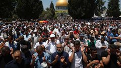 آلاف المواطنين يؤدون صلاة الجمعة في رحاب الأقصى رغم قيود الاحتلال