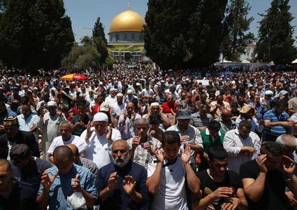 آلاف المواطنين يؤدون صلاة الجمعة في رحاب الأقصى رغم قيود الاحتلال