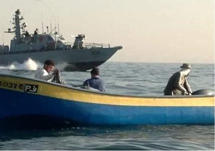 الاحتلال يعتدي على قارب صيد ويستهدف رعاة الاغنام في غزة