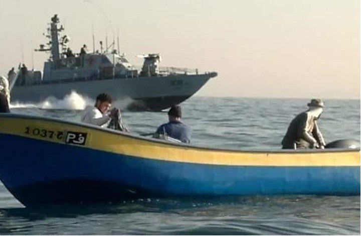 الاحتلال يعتدي على قارب صيد ويستهدف رعاة الاغنام في غزة