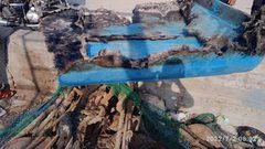 صور بقايا مركب الصيد الذي دمره الاحتلال في بحر غزة قبل أيام