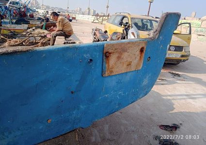 صور بقايا مركب الصيد الذي دمره الاحتلال في بحر غزة قبل أيام