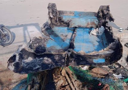 صور بقايا مركب الصيد الذي دمره الاحتلال في بحر غزة قبل أيام