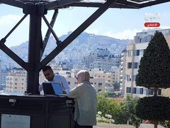 افتتاح الشجرة الشمسية"Solar Tree" لتزويد الطلبة بالكهرباء من الطاقة الشمسية