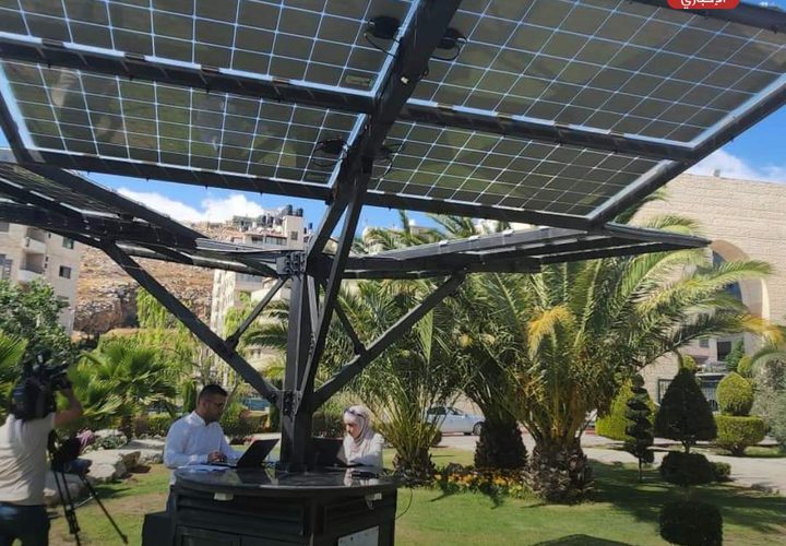 افتتاح الشجرة الشمسية"Solar Tree" لتزويد الطلبة بالكهرباء من الطاقة الشمسية