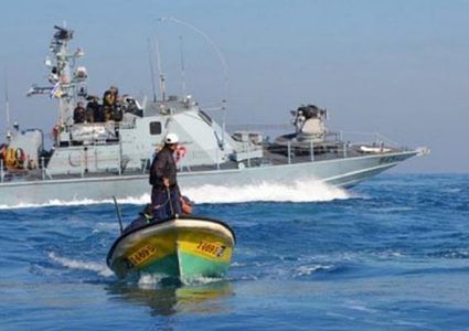 بحرية الاحتلال تهاجم مراكب الصيادين في بحر غزة