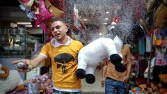 خان يونس: أجواء التسوق و شراء دُمى خراف العيد للأطفال قبيل عيد الأضحى