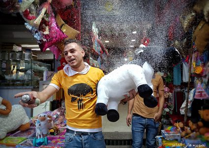 خان يونس: أجواء التسوق و شراء دُمى خراف العيد للأطفال قبيل عيد الأضحى