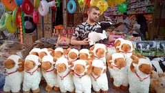 خان يونس: أجواء التسوق و شراء دُمى خراف العيد للأطفال قبيل عيد الأضحى