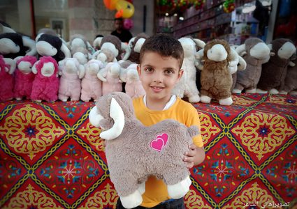 خان يونس: أجواء التسوق و شراء دُمى خراف العيد للأطفال قبيل عيد الأضحى