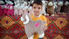 خان يونس: أجواء التسوق و شراء دُمى خراف العيد للأطفال قبيل عيد الأضحى