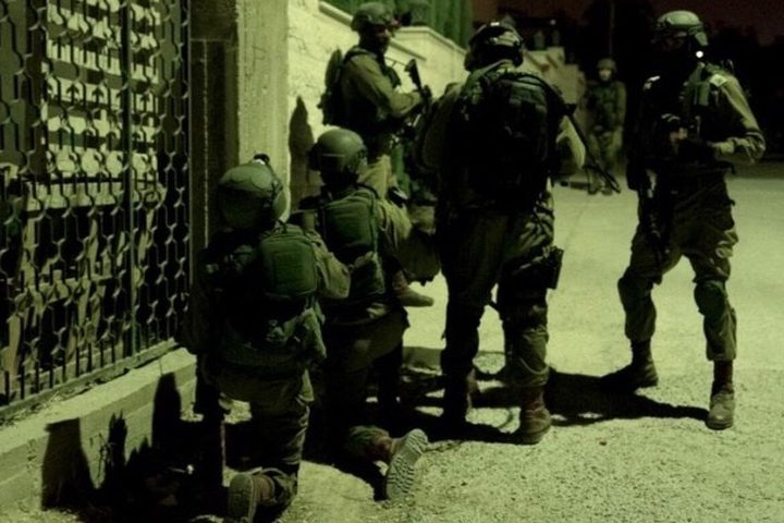 قوات الاحتلال تعتقل 25 مواطنا من الضفة بينهم ثلاثة أشقاء