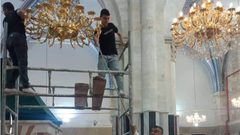 تركيب ثريات داخل الحرم الإبراهيمي بعد عامين من الرفض الإسرائيلي