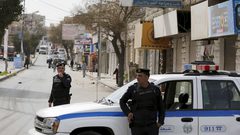 أردني يتخلص من طفلتيه قتلاً بالعصا ويدفنهما بمحيط المنزل