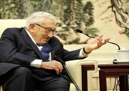 كيسنجر يشكك في قدرة الولايات المتحدة على اتباع سياسة مستقلة