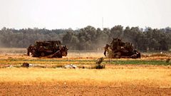 آليات الاحتلال تتوغل شرق مخيم المغازي وسط أعمال تجريف واطلاق نار