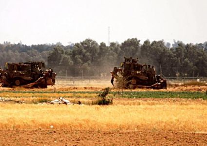 آليات الاحتلال تتوغل شرق مخيم المغازي وسط أعمال تجريف واطلاق نار