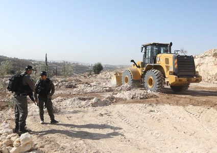 الخليل:قوات الاحتلال تجرف أراضي في قرية بيرين