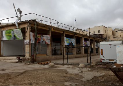 الاحتلال يشرع بعمليات هدم في محيط سوق الخضار المركزي القديم "الحسبة" وسط الخليل