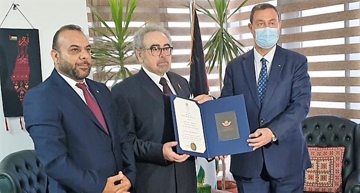 السفير اللوح يسلم رئيس اتحاد كتاب مصر وسام الثقافة والعلوم والفنون