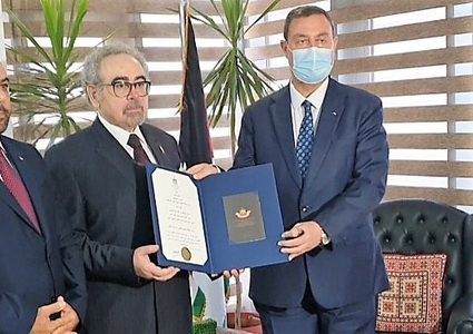 السفير اللوح يسلم رئيس اتحاد كتاب مصر وسام الثقافة والعلوم والفنون