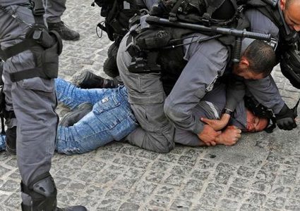 قوات الاحتلال تعتدي على شاب وتحرر مخالفات لمواطنين جنوب الاقصى