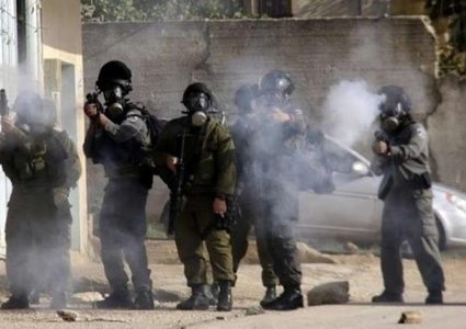 الاحتلال يستهدف منازل المواطنين بالذخيرة الحية بمسافر يطا جنوب الخليل