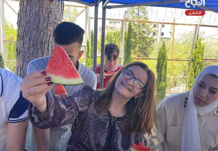 دعوة محبة لتناول البطيخ في جامعة النجاح الوطنية دعماً للمنتج الفلسطيني