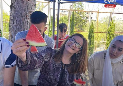 دعوة محبة لتناول البطيخ في جامعة النجاح الوطنية دعماً للمنتج الفلسطيني