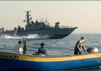 زوارق الاحتلال تستهدف الصيادين شمال قطاع غزة