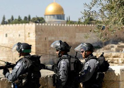 سلطات الاحتلال تبعد مواطنا عن المسجد الأقصى لمدة شهرين