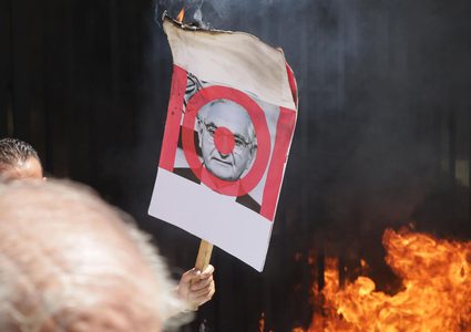 المودعون اللبنانيون يضرمون النيران على عتبة مصرف لبنان