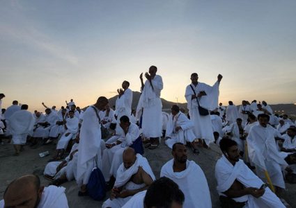 حجاج بيت الله الحرام يؤدون الركن الأعظم بالوقوف على جبل عرفات