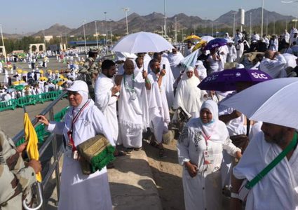 حجاج بيت الله الحرام يؤدون الركن الأعظم بالوقوف على جبل عرفات