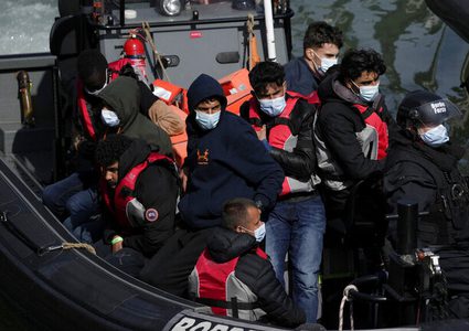 صحيفة: بريطانيا لن تتخلى عن خططها لإرسال المهاجرين إلى رواندا