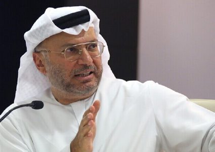 مستشار الرئاسة الإماراتية يعلق على استقالة جونسون واغتيال آبي