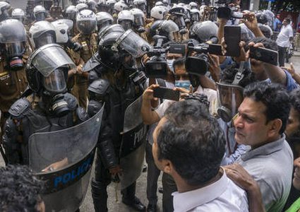 اجتماع طارئ لبرلمان سريلانكا.. وزعماء الأحزاب يطالبون الرئيس بالاستقالة