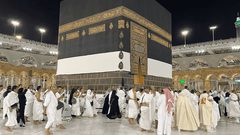 حجاج بيت الله الحرام يؤدون طواف الإفاضة ورمي جمرة العقبة