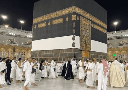 حجاج بيت الله الحرام يؤدون طواف الإفاضة ورمي جمرة العقبة