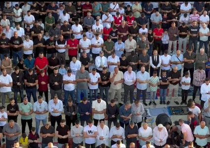 الآلاف يؤدون صلاة عيد الأضحى في الحرم الإبراهيمي