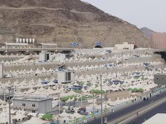 حجاج فلسطين يتوافدون إلى مشعر منى لرمي الجمرة الصغرى
