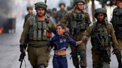 الاحتلال يجبر طفلا على خلع قميصه في بلدة بيت فجار جنوب بيت لحم