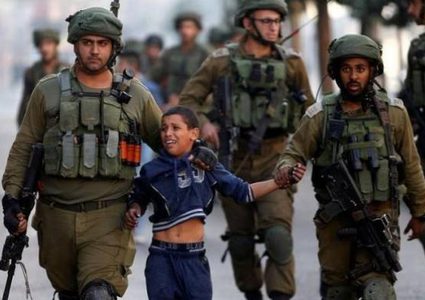 الاحتلال يجبر طفلا على خلع قميصه في بلدة بيت فجار جنوب بيت لحم