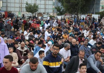غزة: المواطنون يؤدون صلاة العيد في العراء والساحات العامة