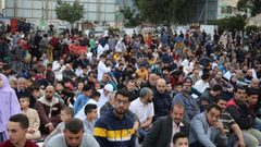 غزة: المواطنون يؤدون صلاة العيد في العراء والساحات العامة