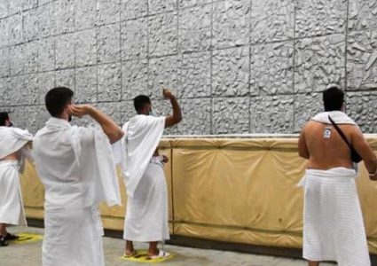 حجاج بيت الله يواصلون أداء مناسك الحج برمي الجمرات في أول أيام التشريق