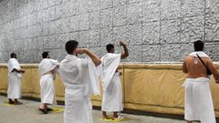 حجاج بيت الله يواصلون أداء مناسك الحج برمي الجمرات في أول أيام التشريق