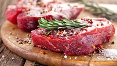 لماذا يصاب البعض بالإسهال بعد تناول اللحوم الحمراء؟