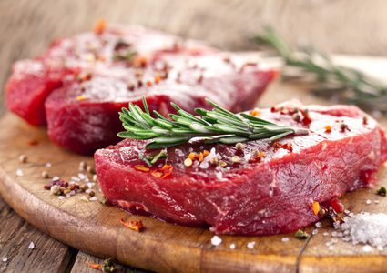 لماذا يصاب البعض بالإسهال بعد تناول اللحوم الحمراء؟