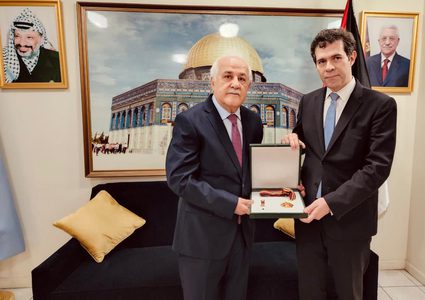 منصور يقلد وسام نجمة القدس للقنصل العام السابق لليونان في القدس